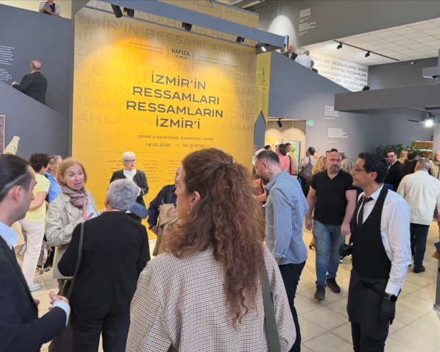 TR | İzmir, 33 sanatçının özgün bakışı ve eserleriyle yeniden yorumlanıyor. Kentin farklı dönemlerini, izlerini ve belleğini sanatçıların gözünden bir araya getiren “İzmir’in Ressamları, Ressamların İzmir’i” karma sergisinde Nafi Çil, iki eseriyle yer alıyor.Sergi, 14 Ekim - 30 Aralık 2026 tarihleri arasında Kültürpark Mehmet Tüzüm Kızılcan Sanat Galerisi’nde ziyaret edilebilir.📍 Kültürpark, Mehmet Tüzüm Kızılcan Sanat GalerisiEN | İzmir is reimagined through the distinctive perspectives and works of 33 artists. Bringing together different periods, traces and memories of the city through the eyes of artists, “The Painters of İzmir, İzmir Through the Eyes of Painters” group exhibition features two works by Nafi Çil.The exhibition will be on view from 14 October to 30 December 2026 at the Mehmet Tüzüm Kızılcan Art Gallery in Kültürpark.📍 Kültürpark, Mehmet Tüzüm Kızılcan Art Gallery#naficil #Exhibition #iizmir